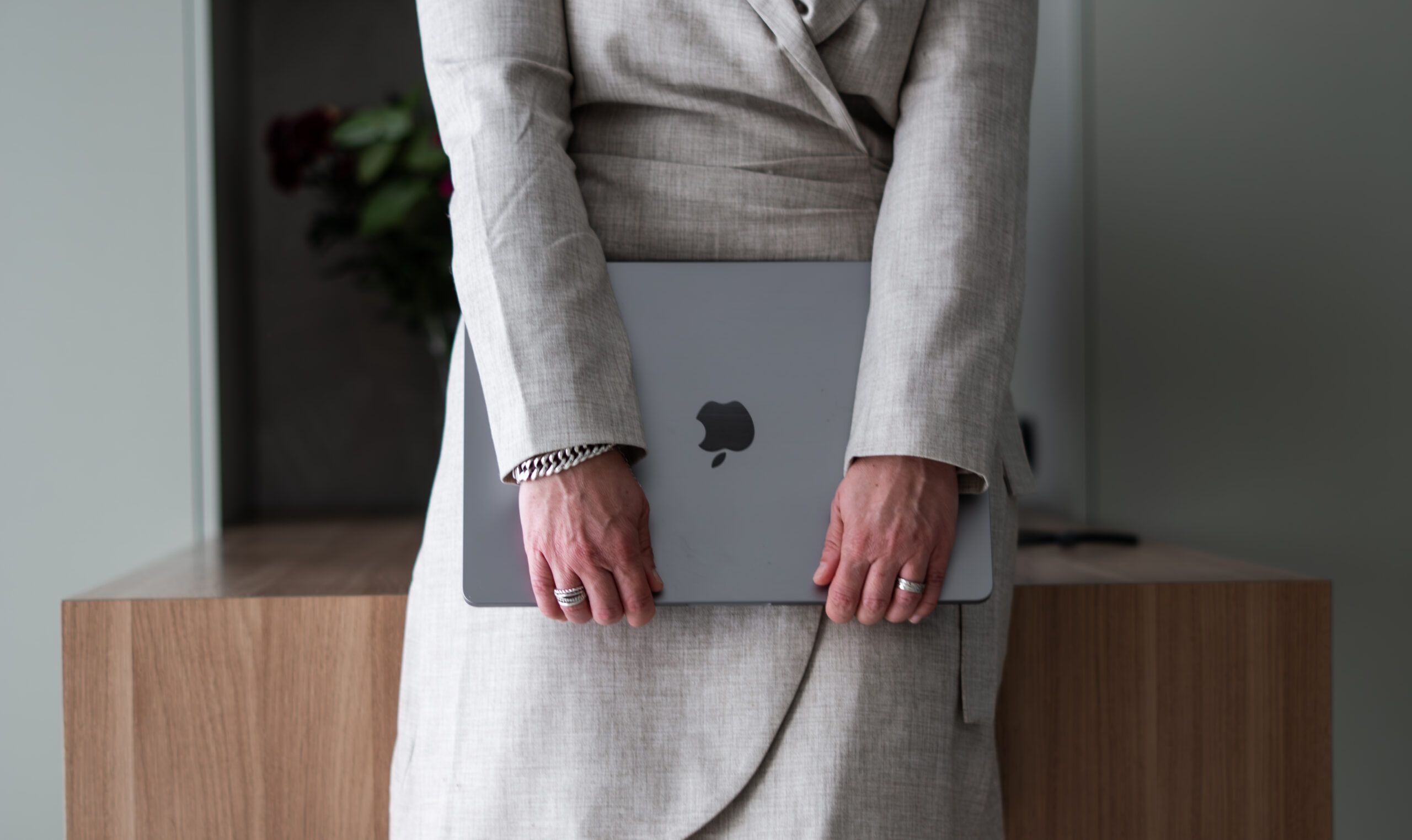 Handen met laptop, detail van de kantoorshoot