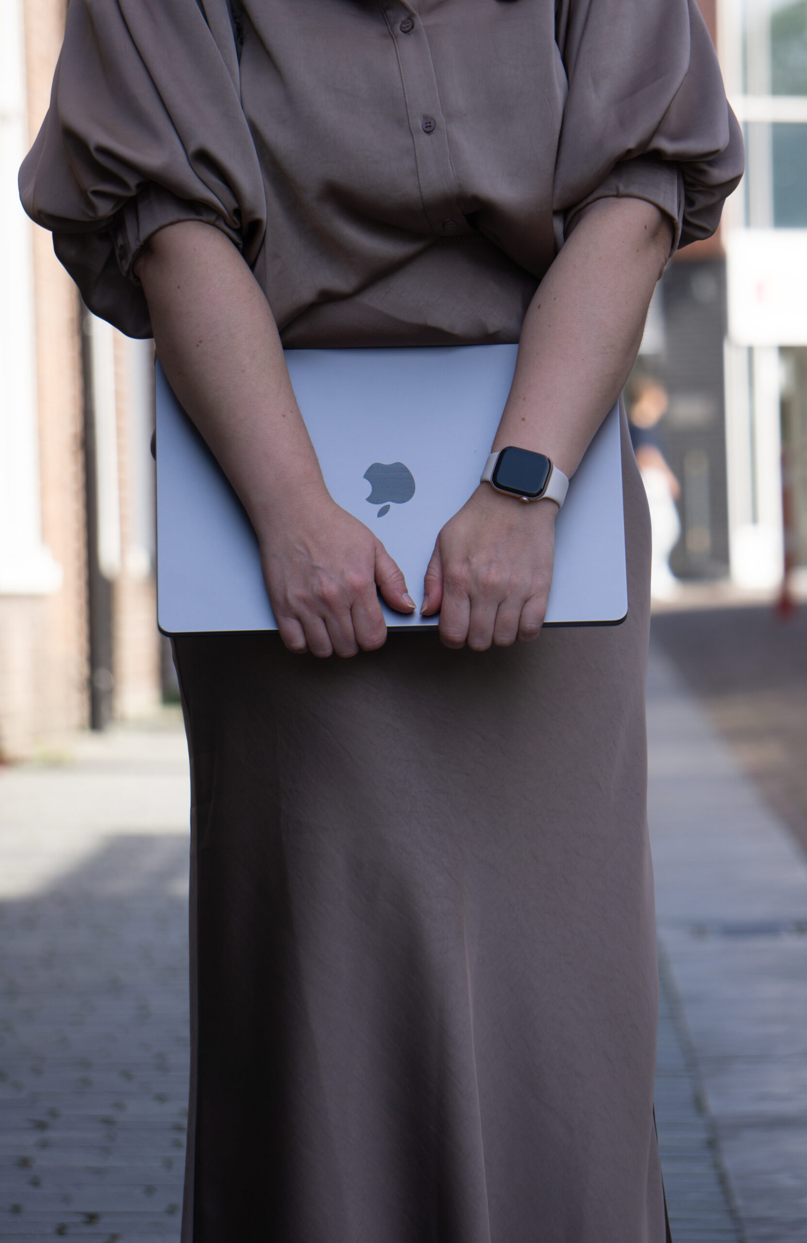 Handen met laptop, detail van de cityshoot