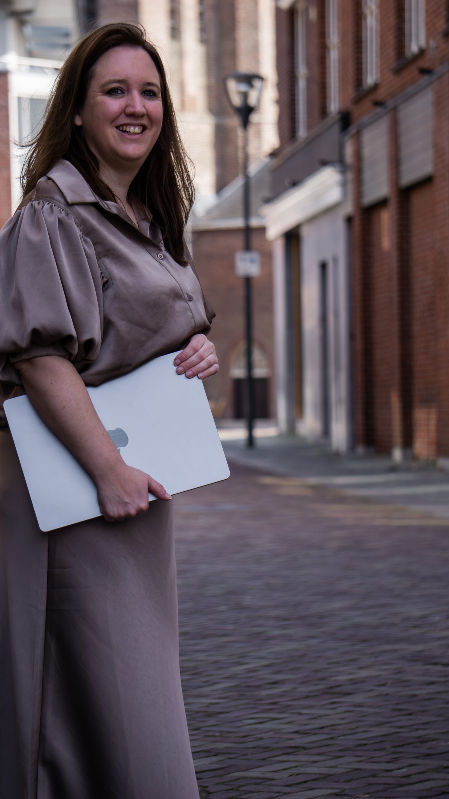 Laptop onder de arm in de stad
