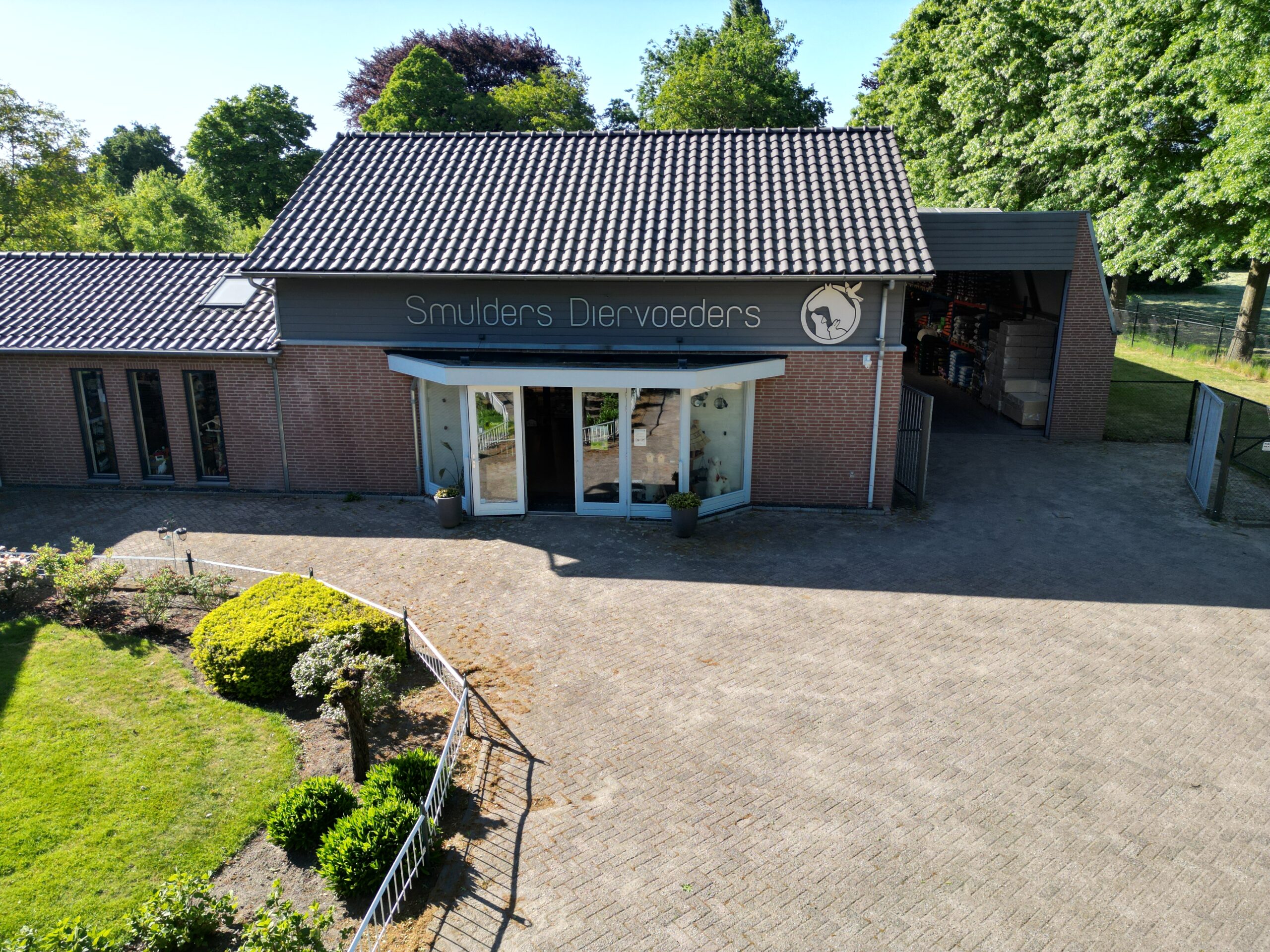 Dronebeeld van de winkel van Smulders Diervoeders