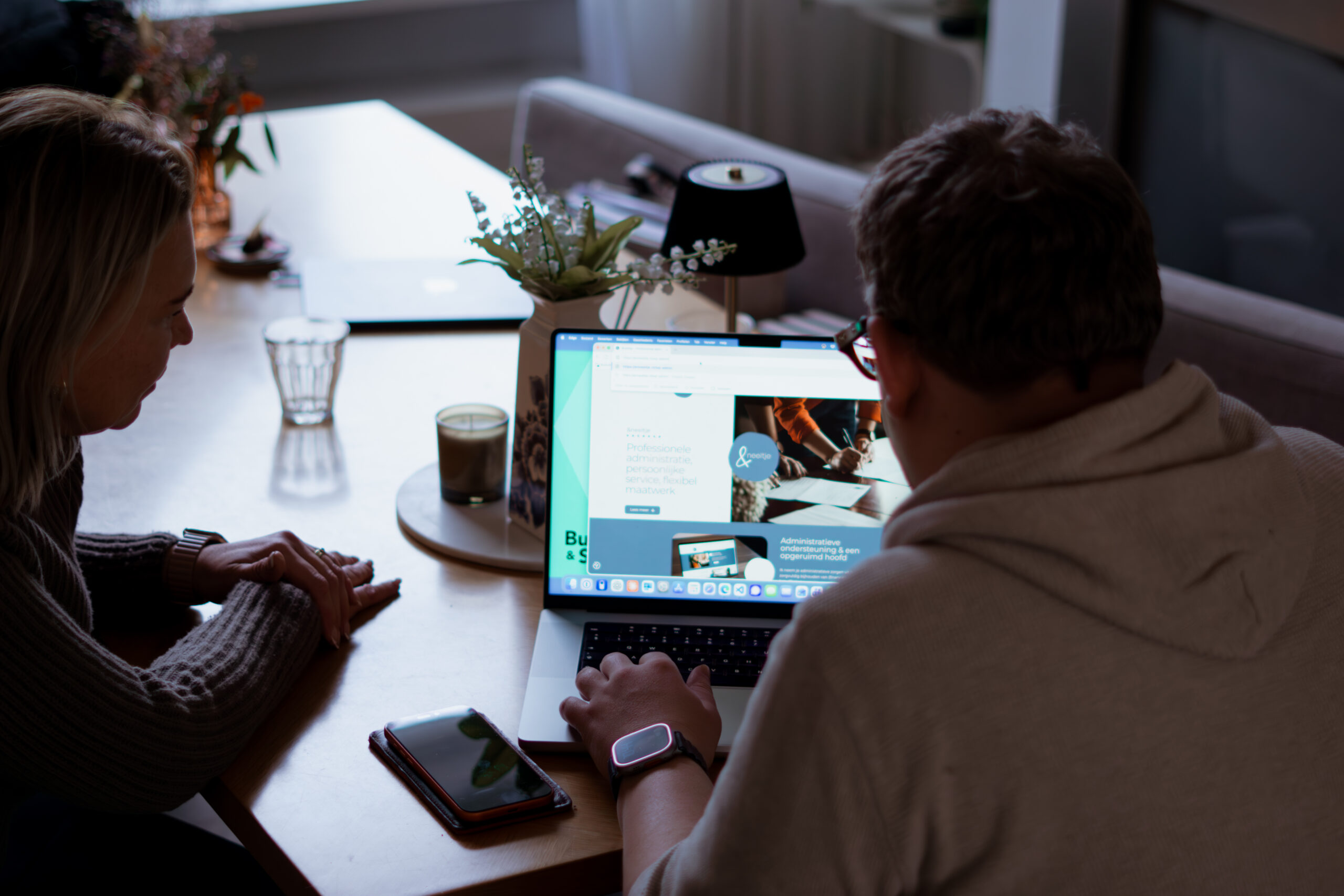 Laptop en werkplek bij &Neeltje