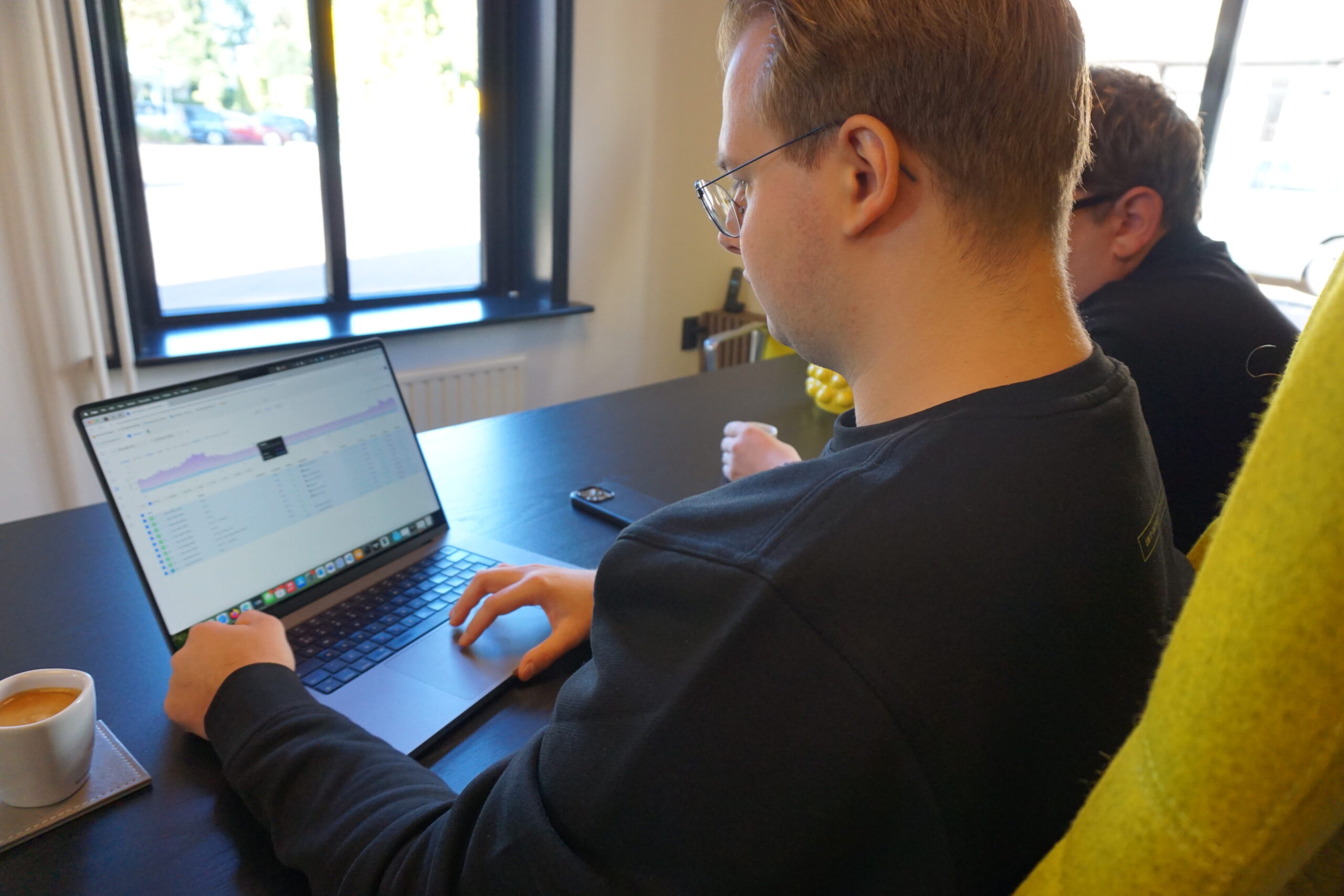 Werken aan een nieuwsbrief op de laptop