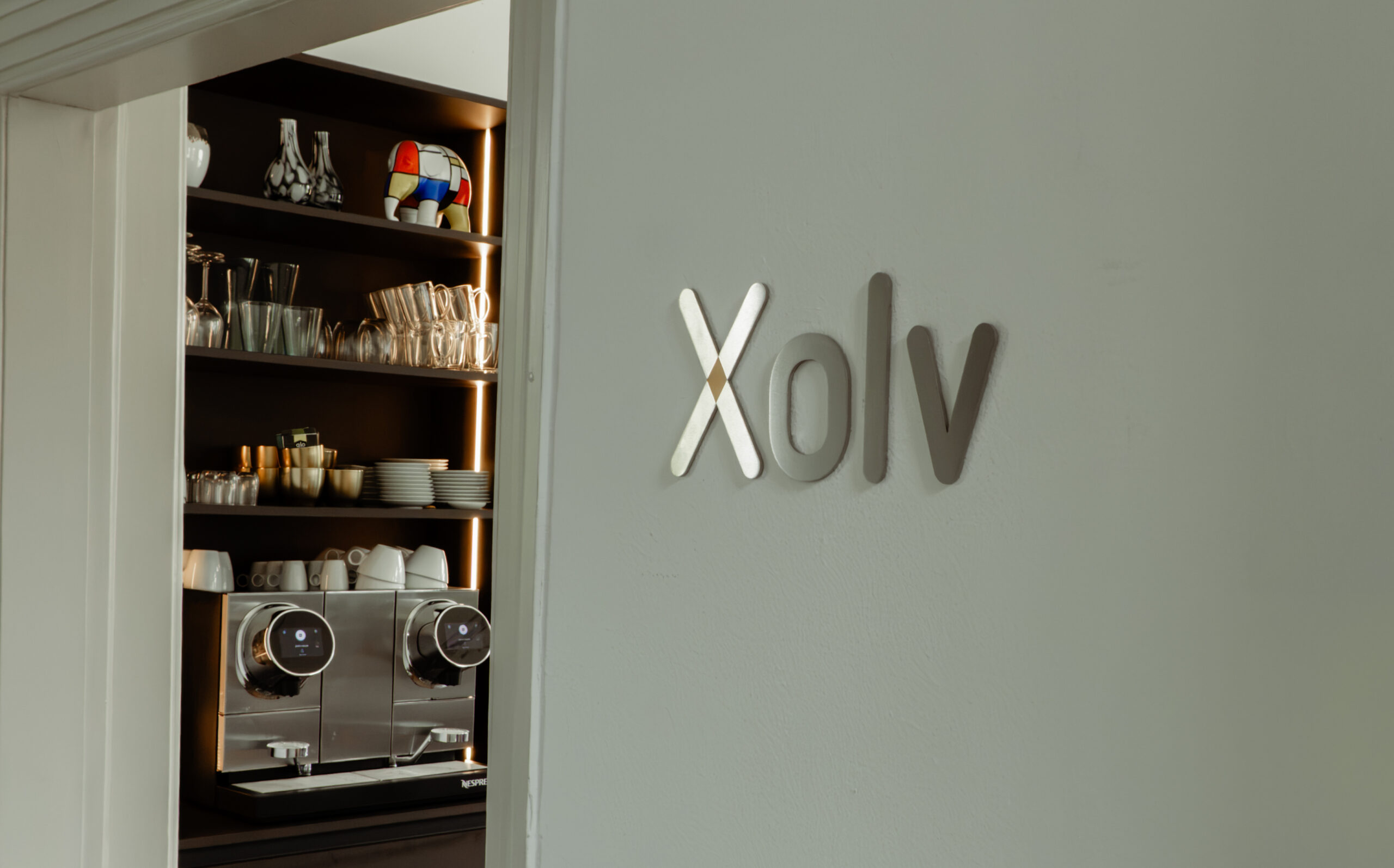Het logo van Xolv op de muur
