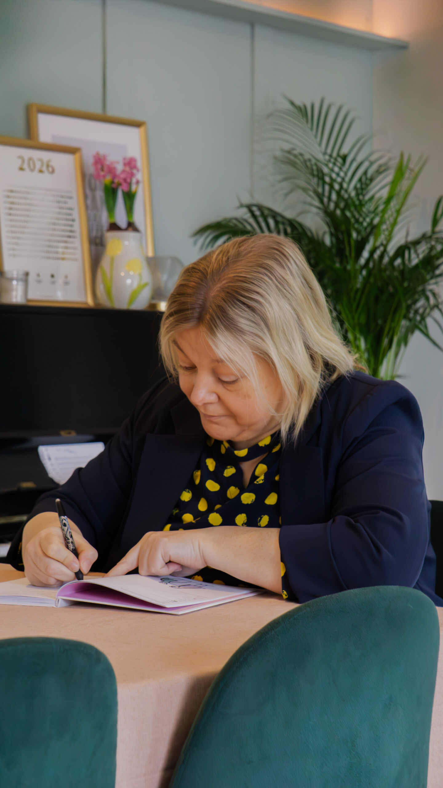 Kitty aan het werk met het invulboek
