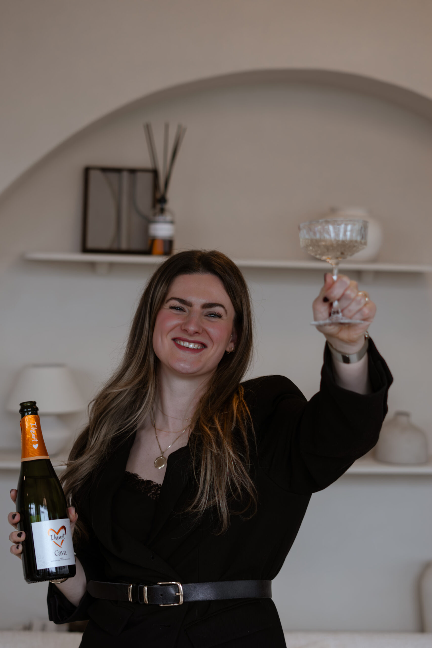Lotte proost met een glas champagne
