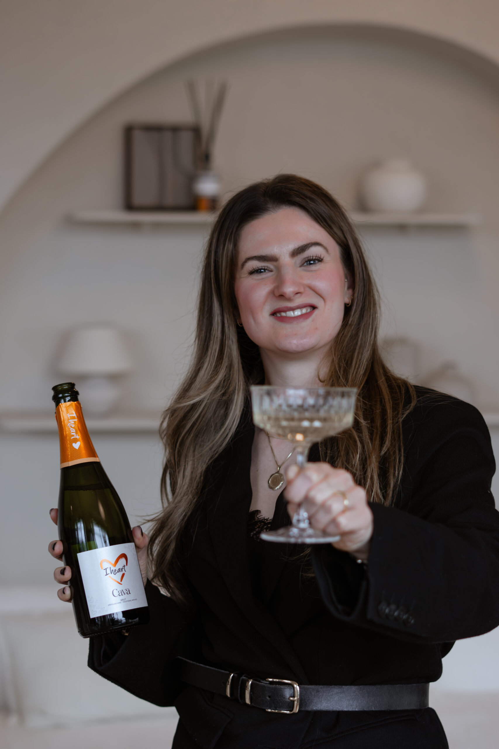 Lotte met champagnefles en glas