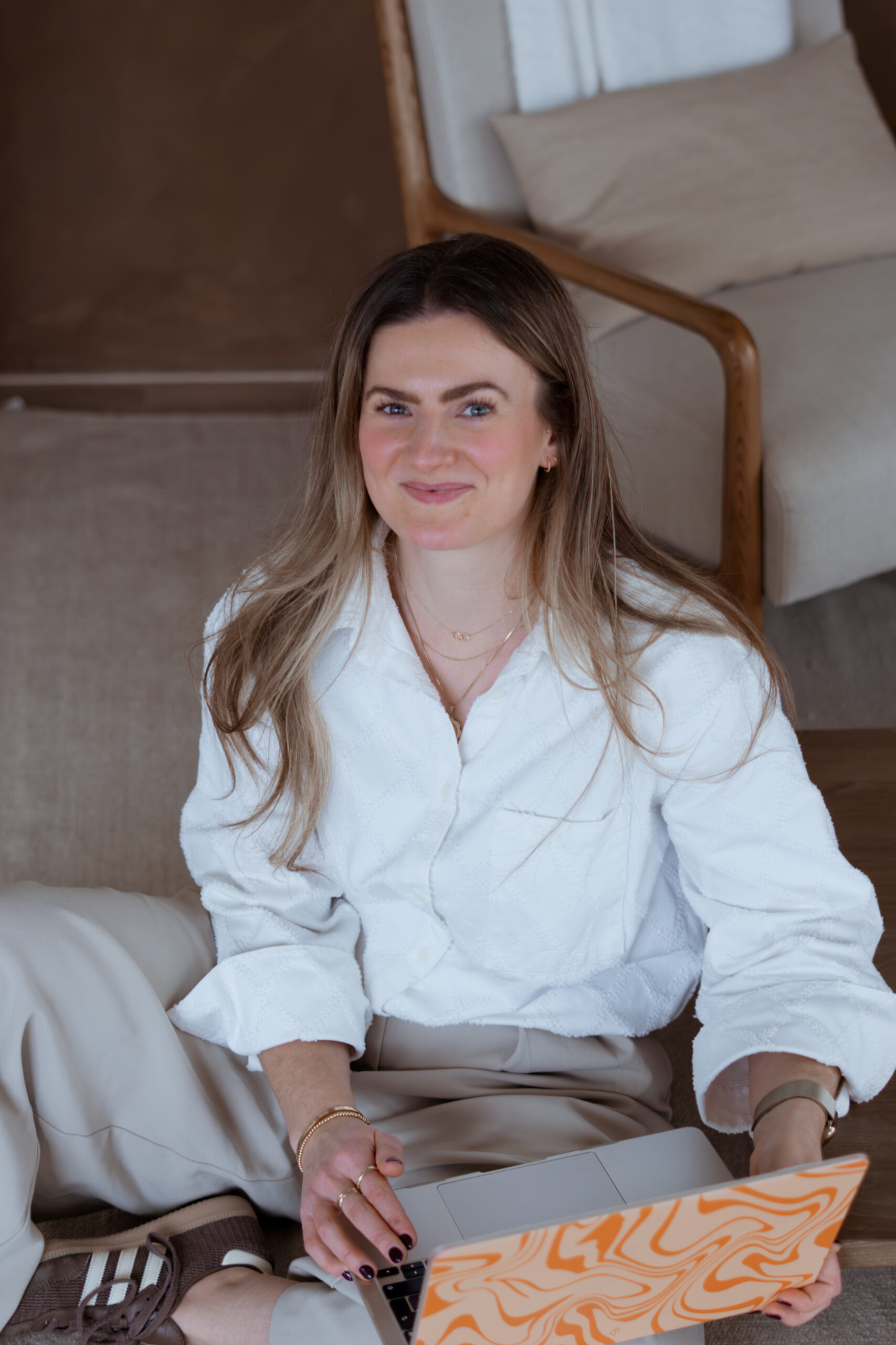 Lotte in een wit overhemd in de daglichtstudio