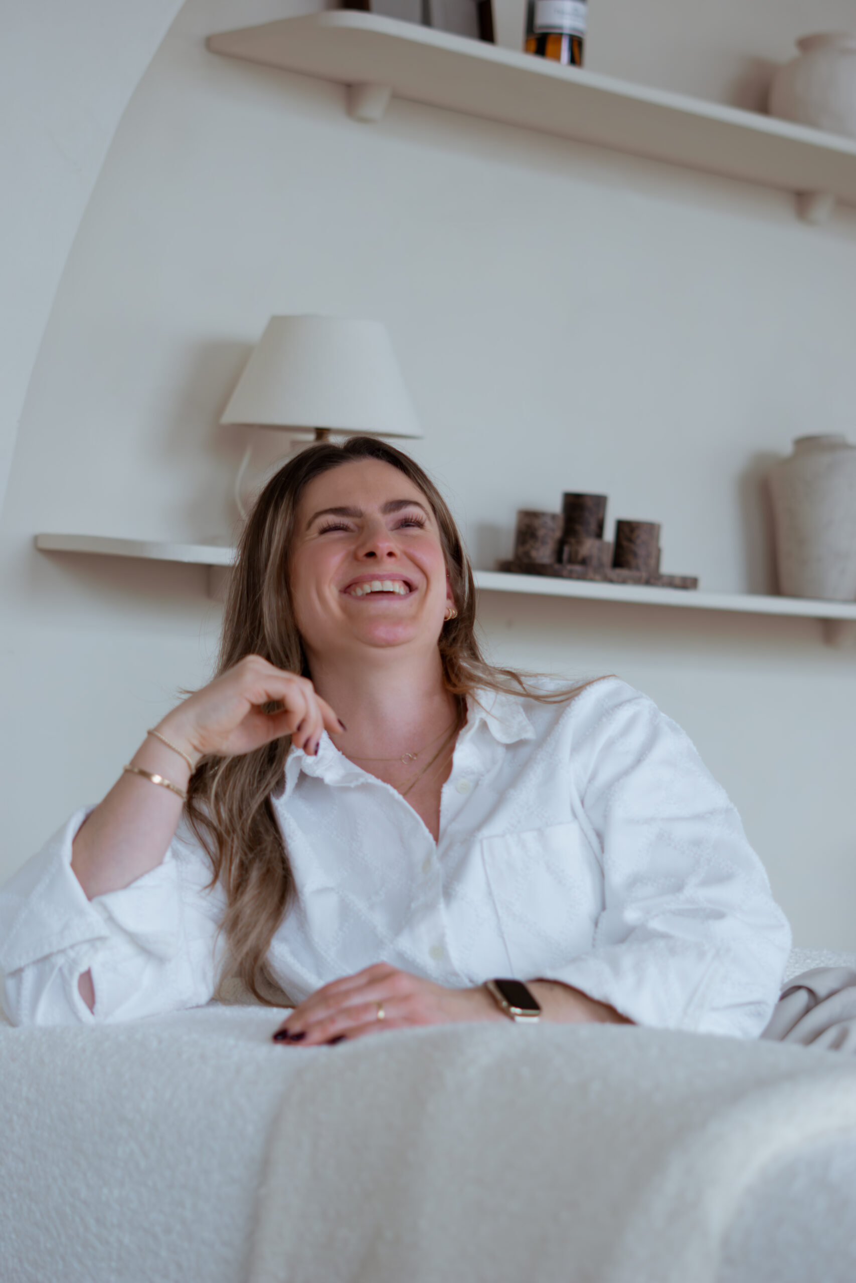 Lotte lacht in een wit overhemd