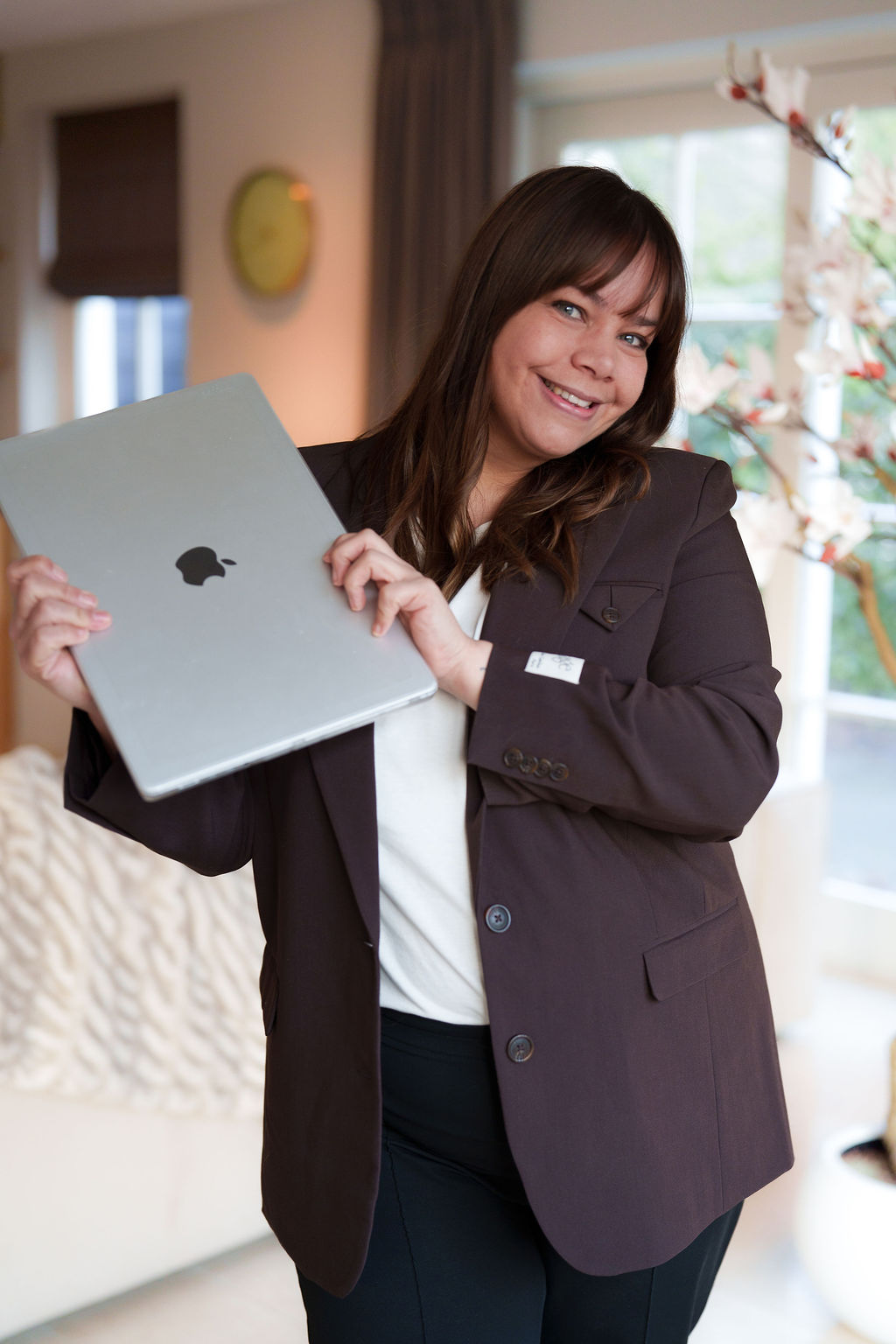 Wendy houdt lachend haar laptop omhoog